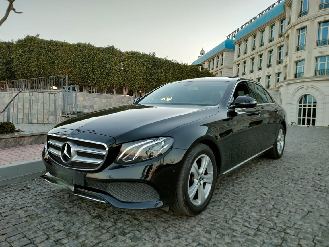 Luxury Sedan Thumbnail 3