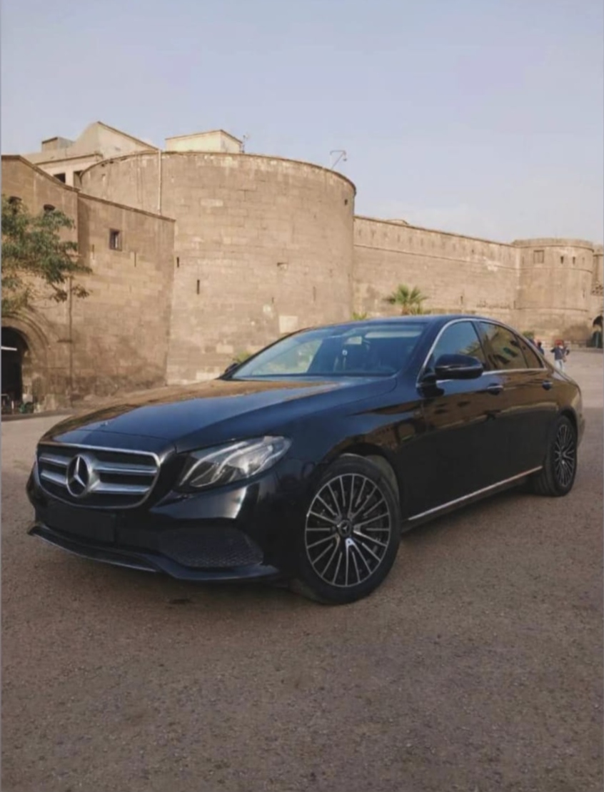 Luxury Sedan Thumbnail 9