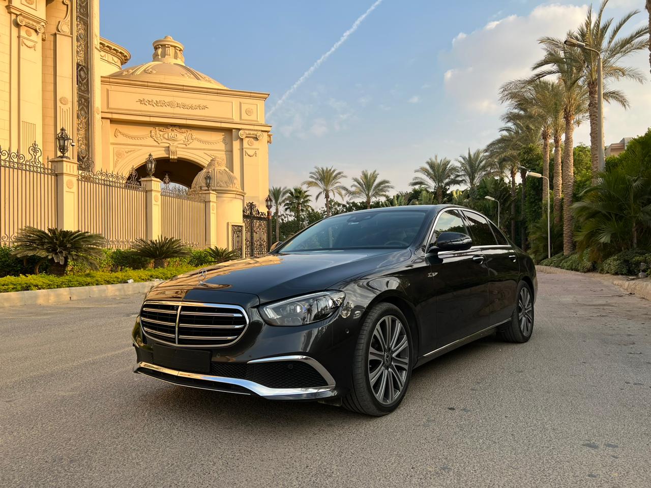 Luxury Sedan Thumbnail 15