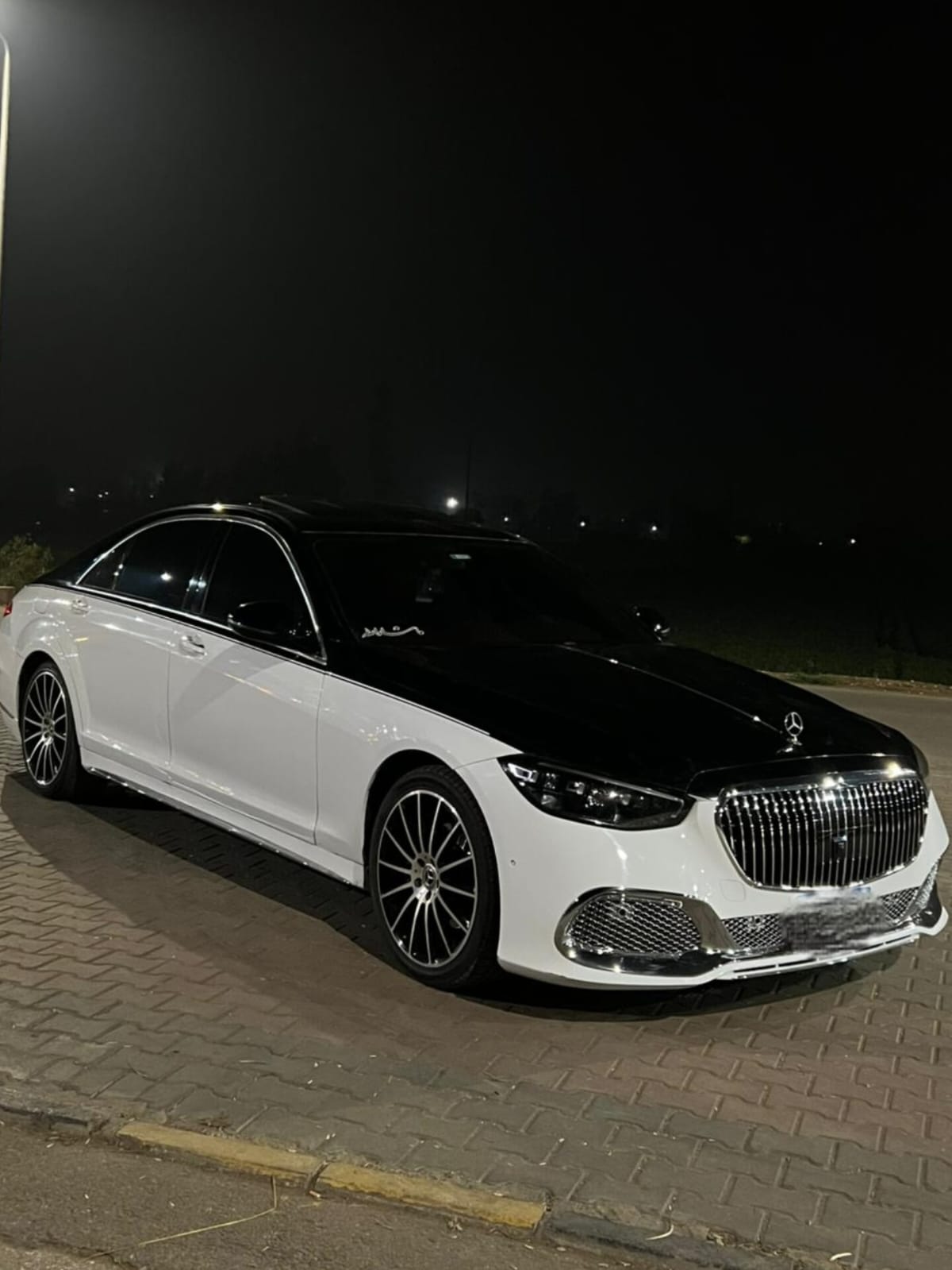 Luxury Sedan Thumbnail 24
