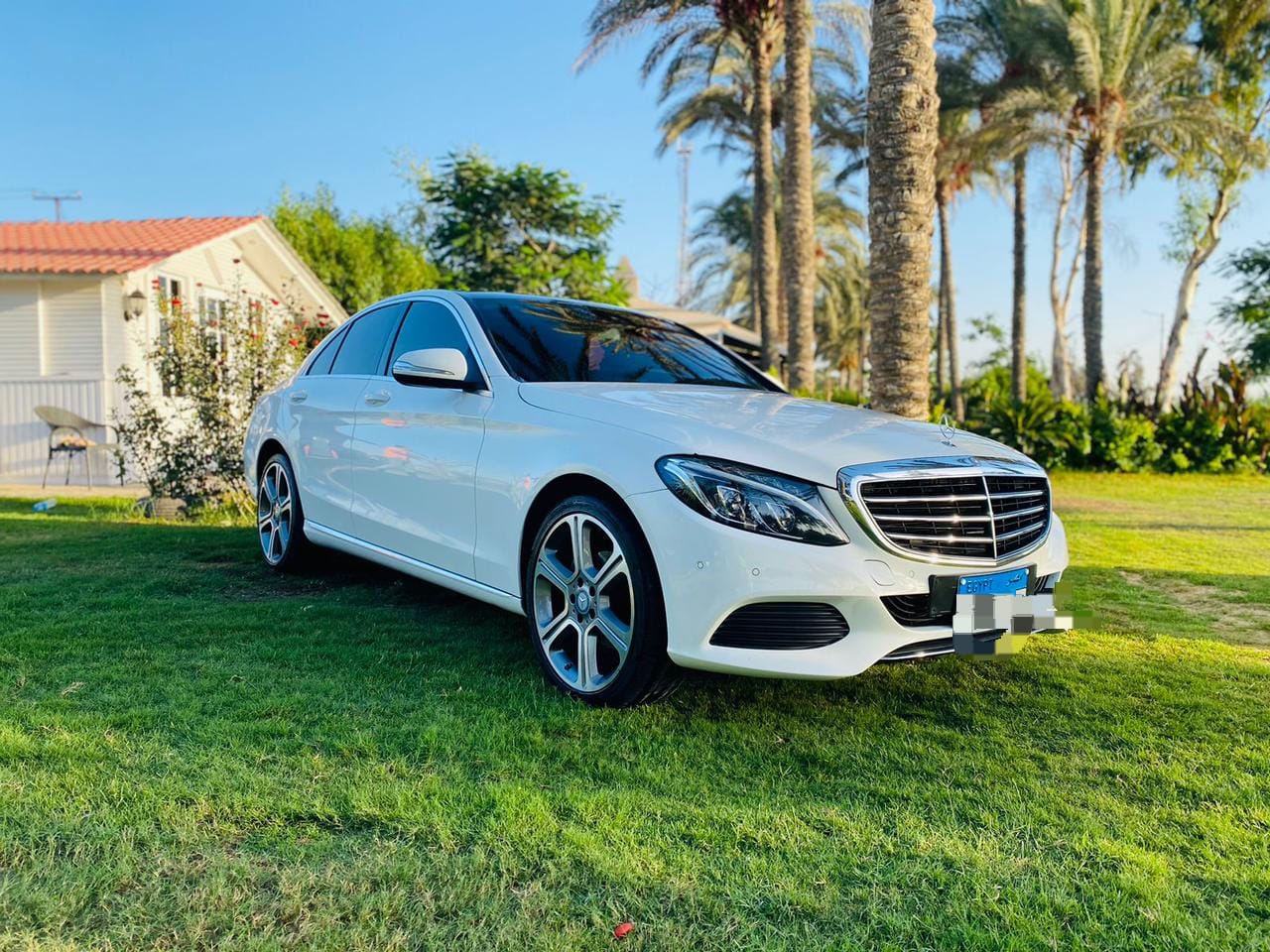 Luxury Sedan Thumbnail 31